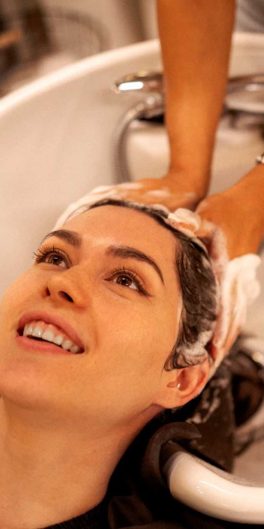 mujer lavandose el pelo