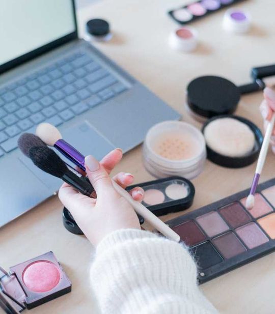 mujer con maquillaje en la mano