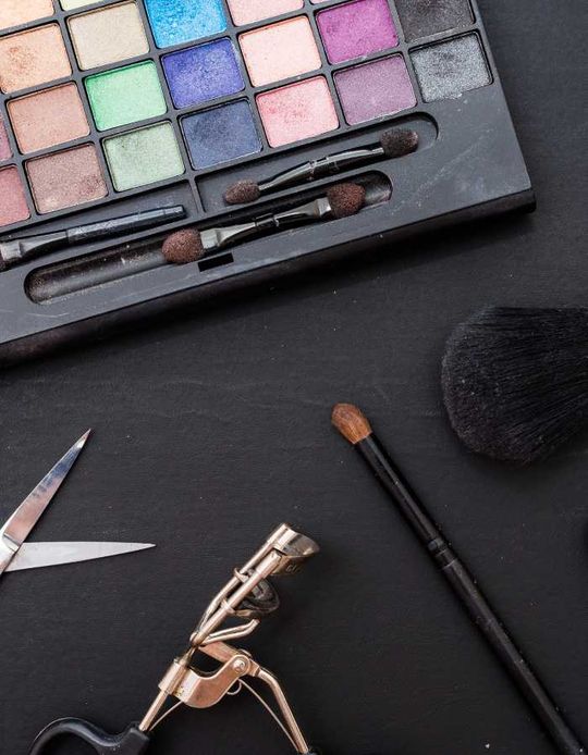 maquillaje y tijeras