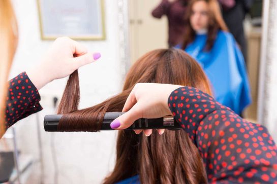 mujer rizando pelo